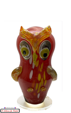 Load image into Gallery viewer, Lampe d&#39;ambiance en forme de Chouette modèle Phil. Lampe en cristal rouge incrustée d&#39;émaux de couleurs. Lampe éteinte.
