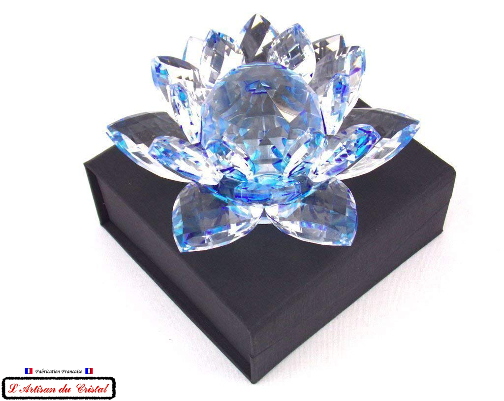 ﻿Fleur de Lotus Bleu cristal Maison KLEIN sur son coffret en satin