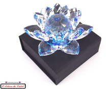 Load image into Gallery viewer, ﻿Fleur de Lotus Bleu cristal Maison KLEIN sur son coffret en satin
