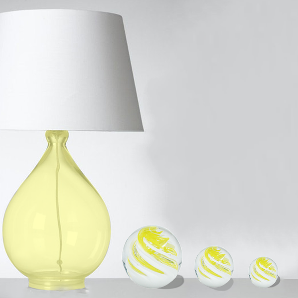 Sulfures presse papier modèle mimosa, disponible en 3 tailles différentes. agrémentant à la perfection cette jolie lampe en cristal jaune. 