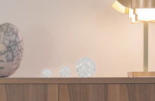 Load image into Gallery viewer, Sulfures bulles d&#39;air de trois tailles différentes posés sur un meuble. Photo d&#39;ambiance.
