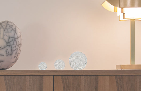 Sulfures bulles d'air de trois tailles différentes posés sur un meuble. Photo d'ambiance.