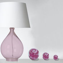 Load image into Gallery viewer, Mise en situation des sulfures barbe à papa de trois tailles différentes à coté d&#39;une lampe d&#39;ambiance.
