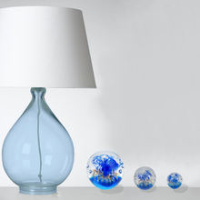 Charger l&#39;image dans la galerie, 3 tailles de sulfures différentes modèle Blue Jellyfish. Les couleurs s&#39;accordent bien avec la lampe en cristal bleu.