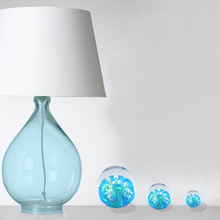 Load image into Gallery viewer, Mise en situation du sulfure presse papier en cristal modèle blue ocean qui se décline en 3 tailles différentes. 
