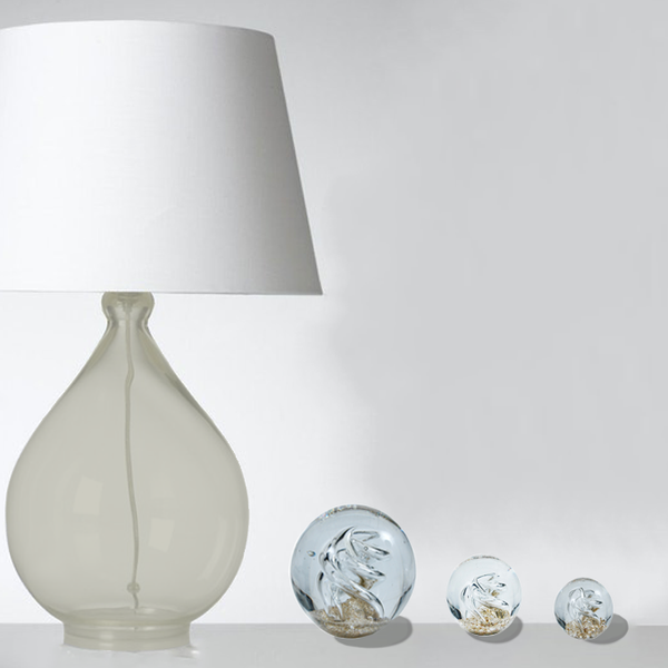 Photo d'ambiance, mise en situation de 3 sulfures modèle cyclone dorée de tailles différentes à coté d'une lampe de chevet. 