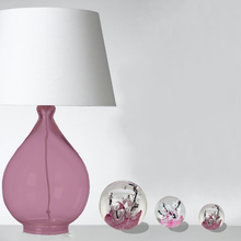 Load image into Gallery viewer, Mise en situation, sulfure presse papier modèle pink flore. Se décline en 3 tailles différentes.
