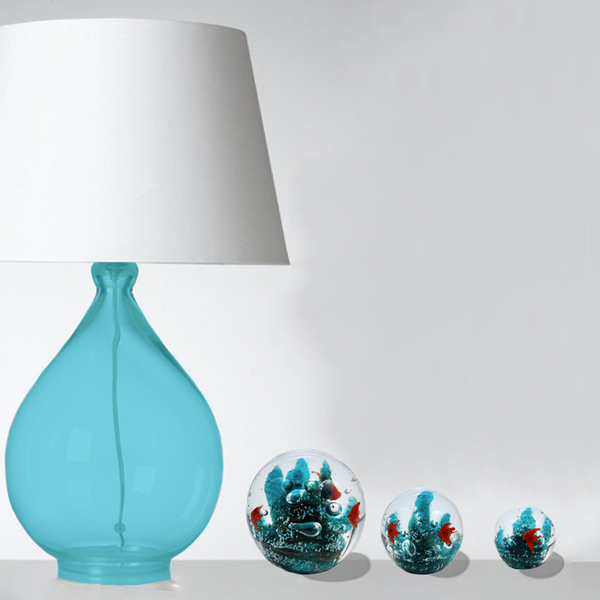 Mise en situation du sulfure presse papier, motif récif de corail. Modèle disponible en différentes tailles. Un objet de décoration qui s'accorde à la perfection avec cette lampe design.