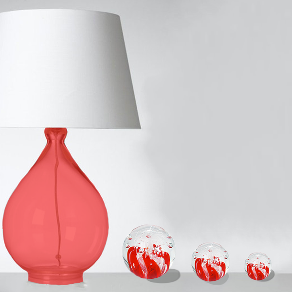 Mise en situation de 3 sulfures de tailles différentes à coté d'une lampe d'ambiance