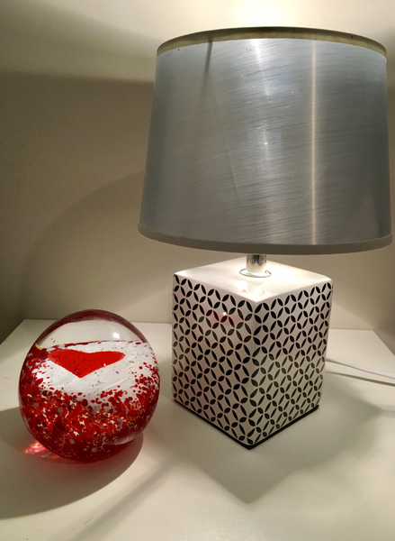Photo d'ambiance des sulfures presse papier, modèle love. Agrémente parfaitement une lampe de cheveu pour une pointe d'originalité. 