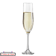 Load image into Gallery viewer, Flûte à champagne service Medicis mise en situation avec du champagne
