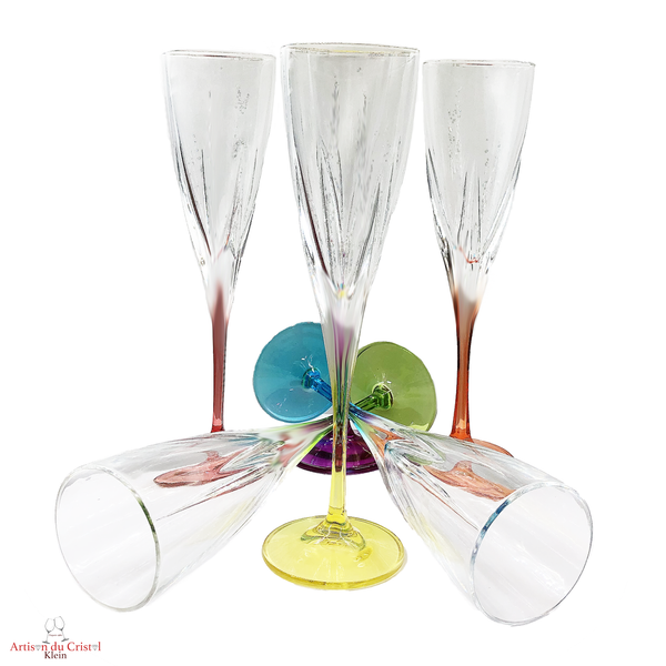Service arc en ciel 6 flutes à champagnes en cristal, 6 couleurs pastel assorties. Détail forme élancée des verres