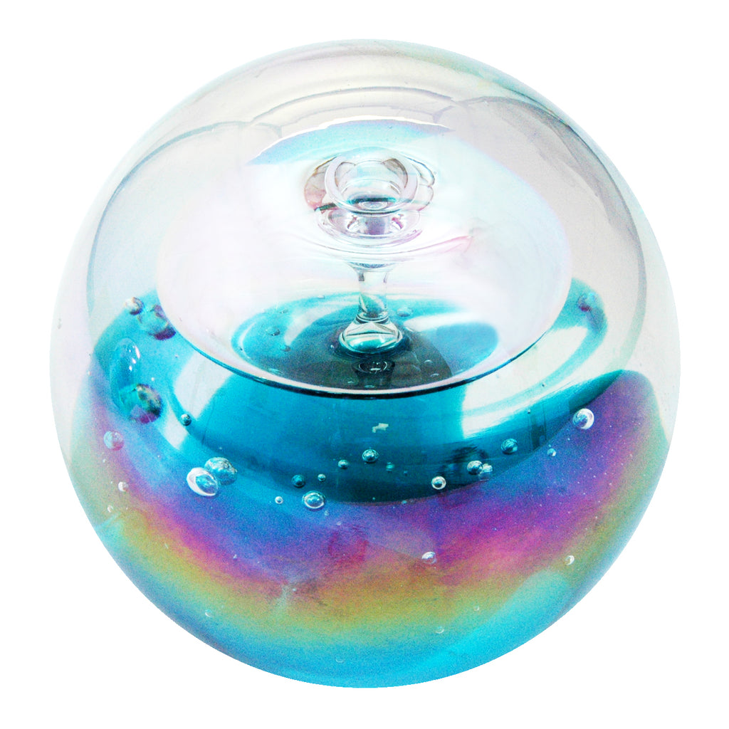 Sulfure Presse Papier en Cristal, modèle "Univers". Un joli dégradé de couleurs irisées sur la base du sulfure, qui remonte en s'estompant progressivement. Le tout surplombé par une délicate bulle, telle une goute d'eau. Un modèle original et moderne.