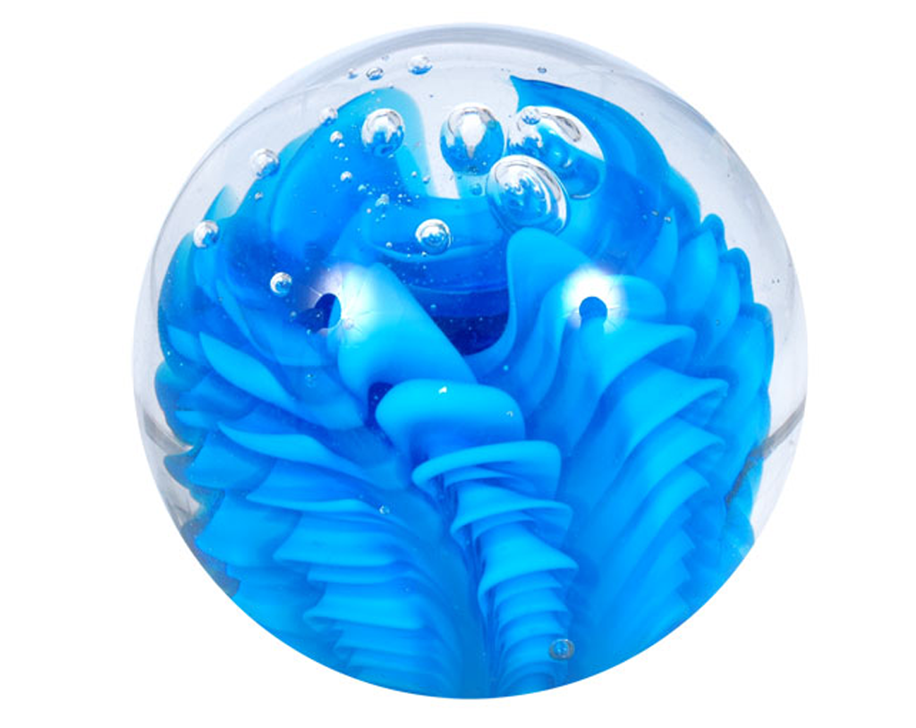 Sulfure Presse Papier en Cristal modèle "Anémone". Modèle réalisé à la main, en France par la cristallerie KLEIN. Un motif en vagues avec différentes teintes de bleu rappelant une anémone de mer mouvant au grès des courants de l'océan.