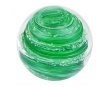 Load image into Gallery viewer, Sulfure Presse Papier en cristal modèle green lollipop. Des nuances de vert et de blanc nous rappelle un motif de sucette. 