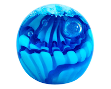 Charger l&#39;image dans la galerie, Sulfure Presse Papier en Cristal, modèle &quot;Le Grand Bleu&quot; réalisé en France par la cristallerie KLEIN. Composé de reflets de différentes teintes de bleu, le modèle rappelle les flots de l&#39;océan. 
