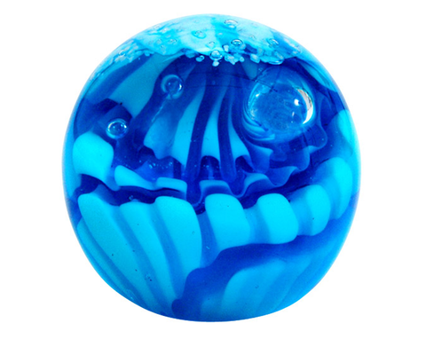 Sulfure Presse Papier en Cristal, modèle "Le Grand Bleu" réalisé en France par la cristallerie KLEIN. Composé de reflets de différentes teintes de bleu, le modèle rappelle les flots de l'océan. 