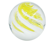 Charger l&#39;image dans la galerie, Sulfure Presse Papier en Cristal modèle Mimosa. Des couleurs printanières pour un objet moderne et original. Un entrelacement de jaune et de blanc partant de la base du sulfure jusqu&#39;en haut rappellent les couleurs du Mimosa.

