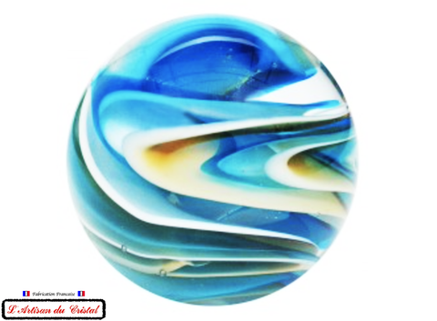 Sulfure presse papier en Cristal modèle "Pastel Tornado". Avec son décor tourbillon et ses différentes teintes de bleu, d'orange et de blanc le modèle évoque la puissance d'une tornade.