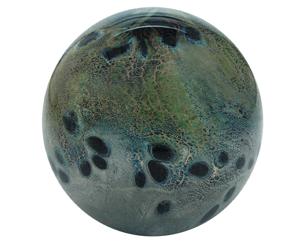 Sulfure Presse Papier en Cristal modèle Planète. De magnifiques couleurs gris, bleu et vert s'entrelacent et rappellent les couleurs d'une planète. Pièce fabriquée à la main, en France par la cristallerie KLEIN.