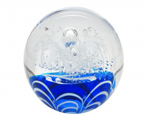 Sulfure Presse Papier en Cristal, modèle Pool Party. Pièce fabriquée à la main par la cristallerie KLEIN. Une base bleu profond rehaussée par des subtiles touches de blanc sur le haut du sulfure pour un rendu moderne et original.
