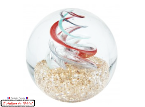 Sulfure Presse Papier en Cristal, modèle Spirale Pastel Base Dorée. Pièce réalisée à la main en FRANCE par la cristallerie KLEIN. La pureté du cristal blanc associée à une base dorée, avec pour décor une spirale rouge, turquoise et blanc. Un style aérien pour donner une note de légèreté à votre intérieur.