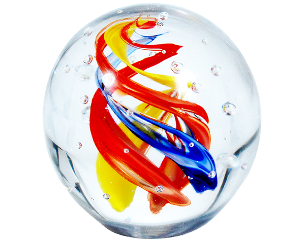 Sulfure Presse Papier en Cristal modèle "Toubillon Coloré". Un tourbillon, mélange de bleu, rouge et de jaune, au centre du sulfure qui s'étire de la base jusqu'au sommet. Le décor est rehaussé par de subtiles bulles pour un rendu délicat et moderne. 