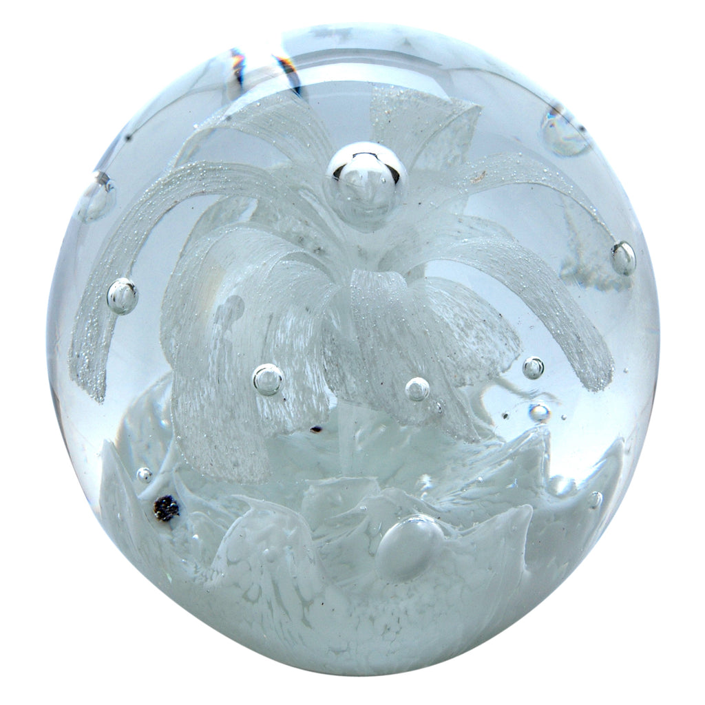 Sulfure en cristal grand model. Une base blanche, surplombée d'un motif floral blanc