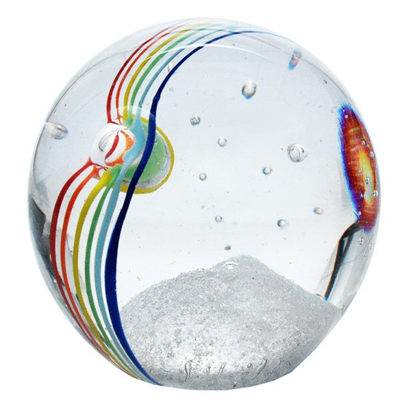 Sulfure Presse Papier en Cristal, grand modèle Rainbow. Un sulfure très lumineux, en cristal transparent, rehaussé par une bande multicolore telle un arc en ciel.  Un objet de décoration épuré et moderne. 