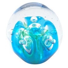 Load image into Gallery viewer, Sulfure en cristal Petit modèle. Un mélange de bleu profond et de vert émeraude donne un caractère unique à cet objet de décoration
