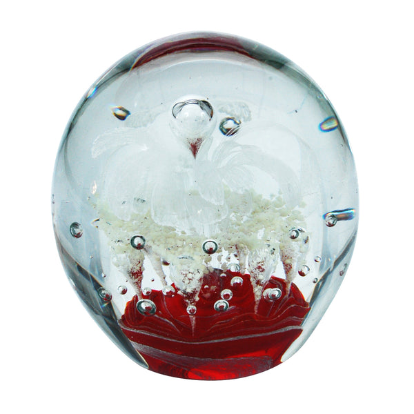 Sulfure en cristal grand modele. Une base rouge, surplombée par un motif de fleur blanche