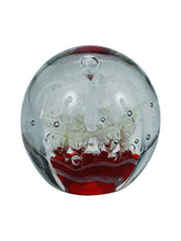 Charger l&#39;image dans la galerie, Sulfure en cristal petit modèle. Une base rouge, surplombée par un motif de fleur blanche
