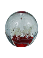 Charger l&#39;image dans la galerie, Sulfure en cristal petit modèle. Une base rouge, surplombée par un motif de fleur blanche