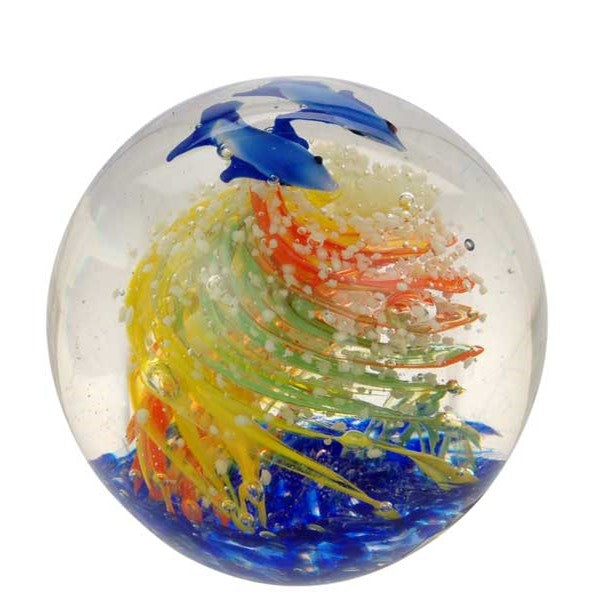 Sulfure en cristal. Tourbillon multicolore avec un motif et dauphins