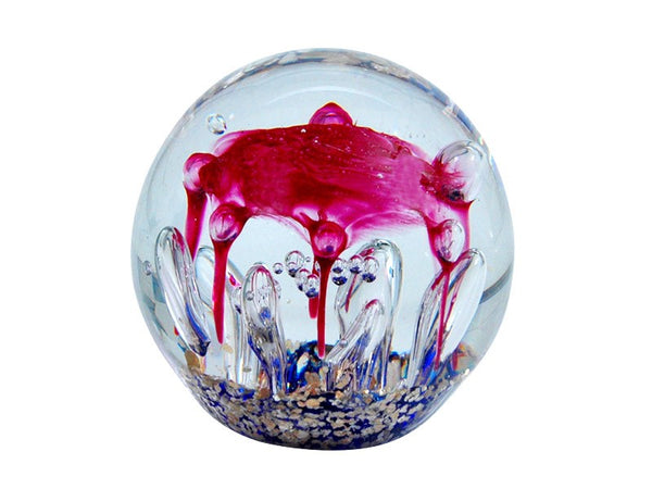 Sulfure en cristal petit modèle. Base bleue cobalt et doré, Haut rose représentant une méduse voguant dans les flots.