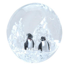 Load image into Gallery viewer, Sulfure en cristal moyen modèle. Une base blanche avec un motif de pingouins
