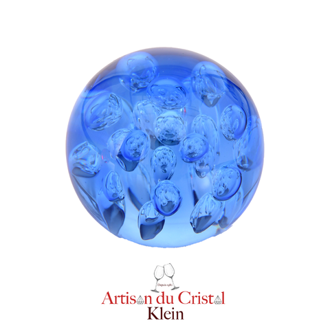 Sulfure Presse Papier en cristal, modèle Medusa réalisé à la main par la maison KLEIN. Une boule de cristal aux tons bleus parsemées de bulles transparentes rappelant une méduse en mouvement dans les profondeurs de la mer. 