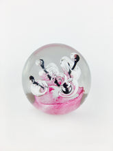 Load image into Gallery viewer, Sulfure en cristal moyen modèle, vue de coté. Base rose parsemée de touches de noir et de délicates bulles en cristal.
