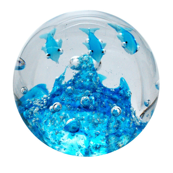 Sulfure en cristal grand modèle. Motifs de dauphins sur fond bleu