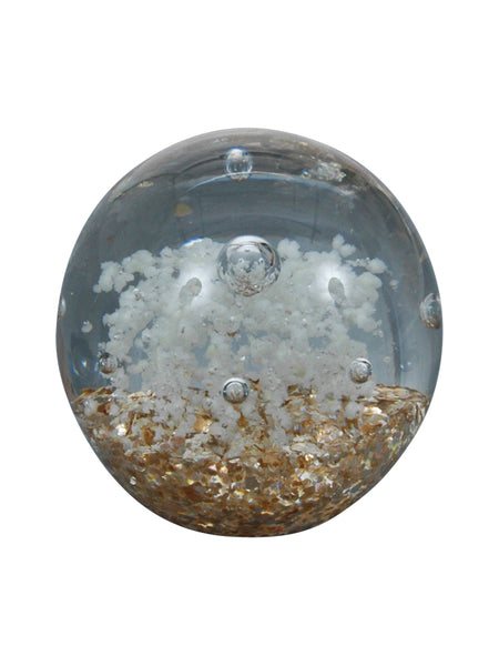Sulfure en cristal grand model. Une base dorée, surplombée d'un motif floral blanc