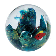 Charger l&#39;image dans la galerie, Sulfure en cristal. Fond sous marin avec deux petits poissons en cristal.