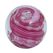 Charger l&#39;image dans la galerie, Sulfure en cristal grand model. Un mélange de différentes teintes de rose donne un caractère unique à cet objet de décoration.
