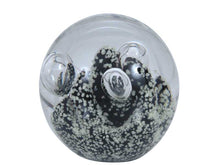 Charger l&#39;image dans la galerie, Sulfure en cristal petit modèle. Une base noire et blanche, donne à cet objet de décoration un caractère unique