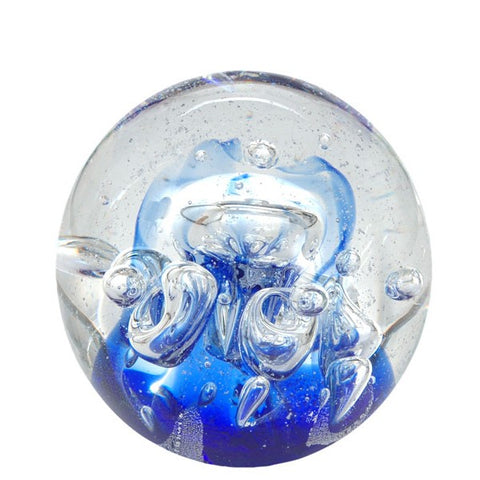 Sulfure en cristal petit modèle. Un fond bleu entouré de grosses bulles