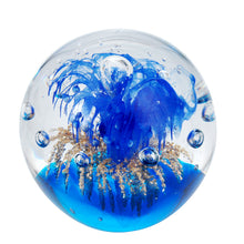 Charger l&#39;image dans la galerie, Sulfure en cristal grand model. Un mélange de bleu profond et de doré qui donne un caractère unique à cet objet de décoration
