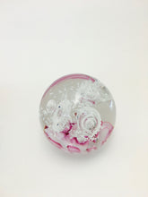 Charger l&#39;image dans la galerie, Sulfure en cristal moyen modèle. Base rose pale entourée de bulles. Vue en détail.
