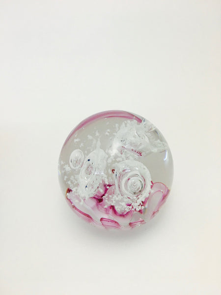Sulfure en cristal moyen modèle. Base rose pale entourée de bulles. Vue en détail.