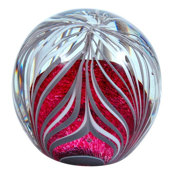 Sulfure en cristal. Rayure blanche sur une base rose