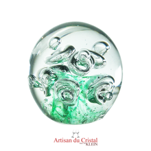 Load image into Gallery viewer,      Sulfure-presse-papier-green-lantern-G227 1488 × 1488 px Sulfure en cristal. Un fond Vert avec de grosses bulles*