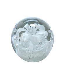 Charger l&#39;image dans la galerie, Sulfure en cristal moyen modele. Une base blanche, surplombée d&#39;un motif floral blanc
